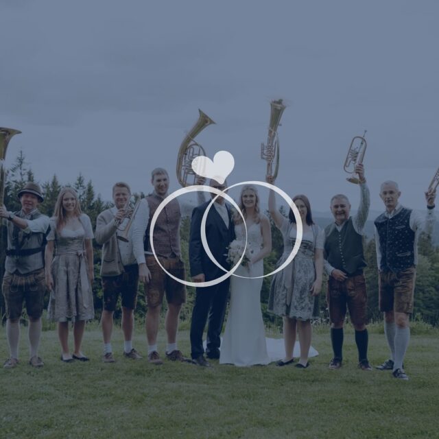 Am Samstag durften wir unseren Trompeter Rainer und seine Verena auf ihrer Hochzeit überraschen! 🎺💍
Wir gratulieren euch auch hier nochmal von ganzem Herzen zur Hochzeit! 🫶
Auf viele Jahre voller Liebe, Glück und natürlich Musik! 🥂